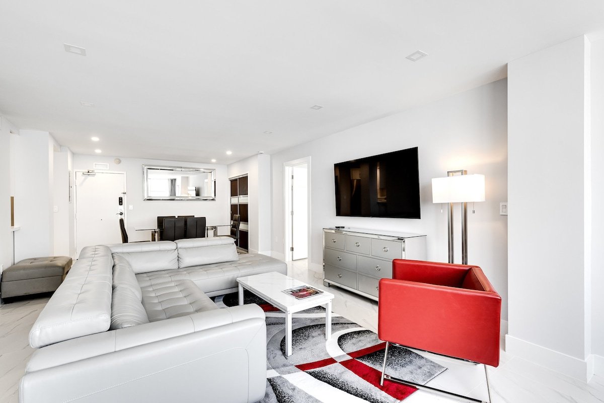 On the BEACH-Large Pool-Tiki Bar-Views gallery image 4