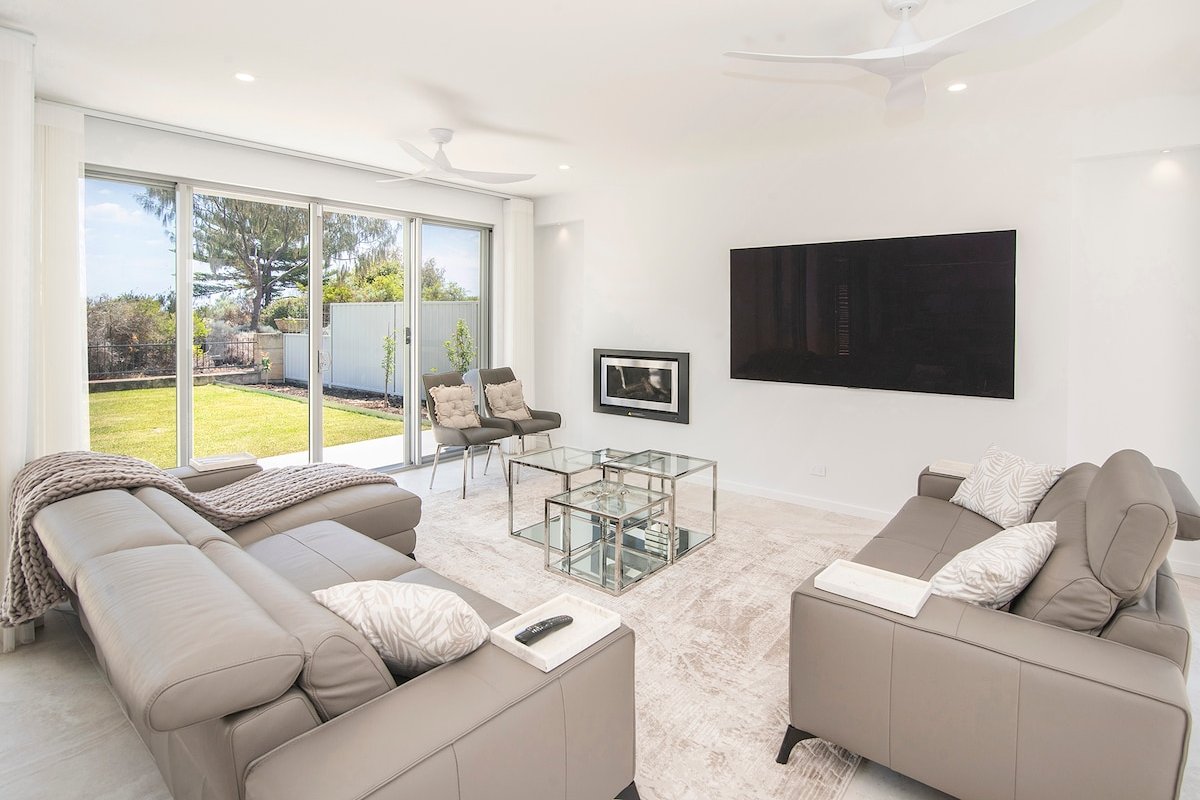 Pebbles by the Sea- Brand-New Oceanfront Home gallery image 3