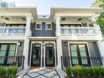 Beautiful Bishop Arts Townhouses: Sleeps 16 People