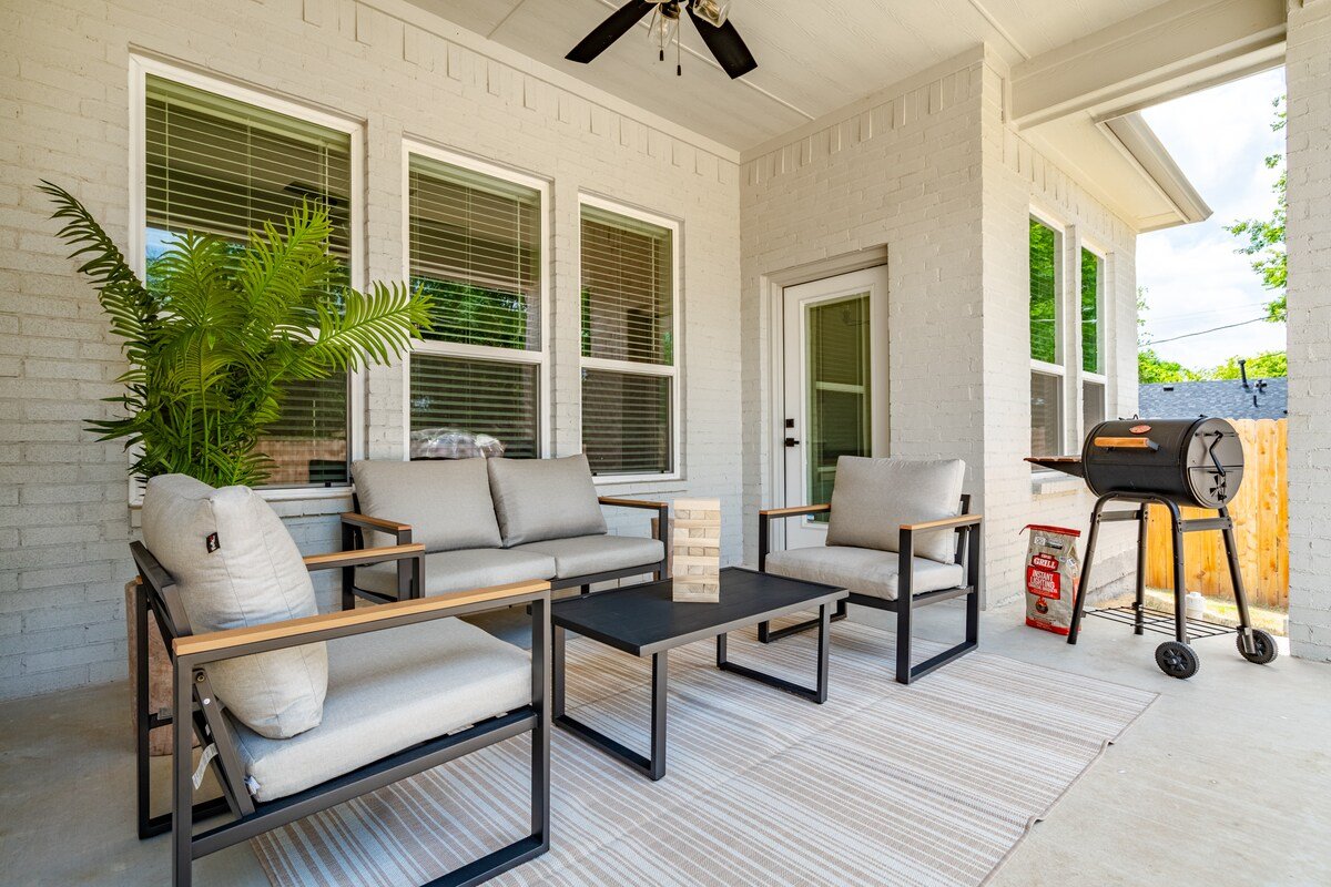 Expertly Designed Home w/ Fire Pit + Telescope gallery image 3