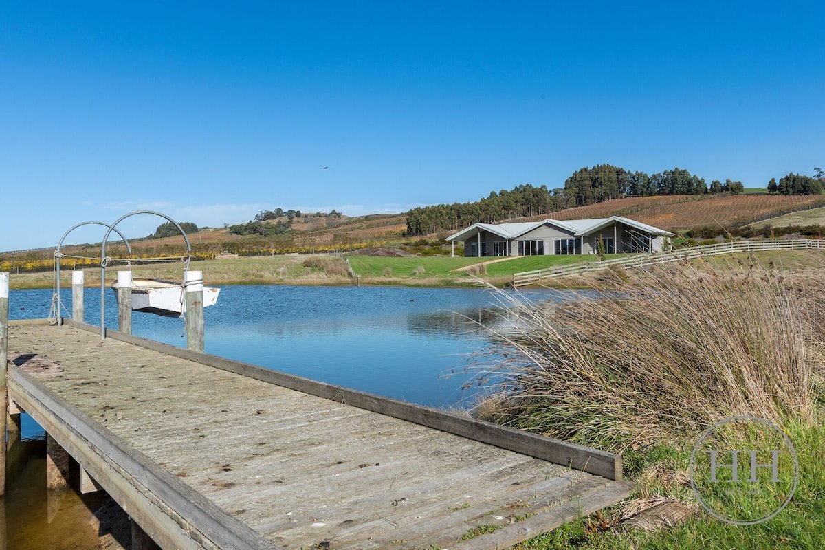 Luxury Retreat next to Josef Chromy Vineyard gallery image 4