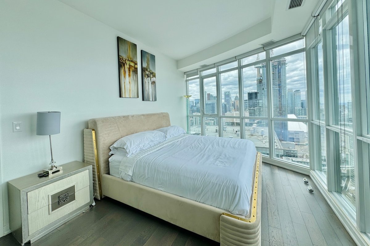 2-storey Penthouse w/2 parking and lake/city views gallery image 3