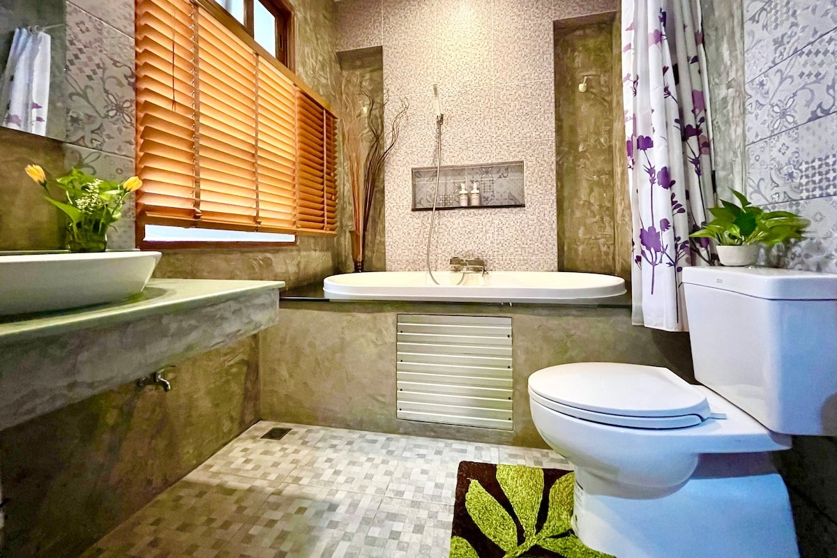 Stylish 7BR/8Bath Homestay+Breakfast+Free Pickup gallery image 5