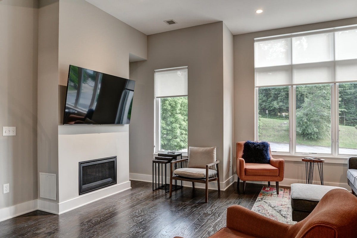 Townhome with Large Rooftop Terrace gallery image 5