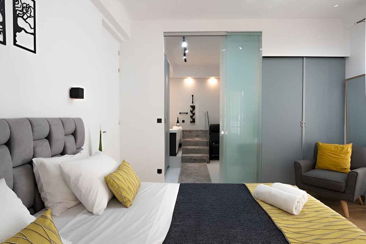 Paradise+ With Jacuzzi In the heart of Athens! gallery image 4