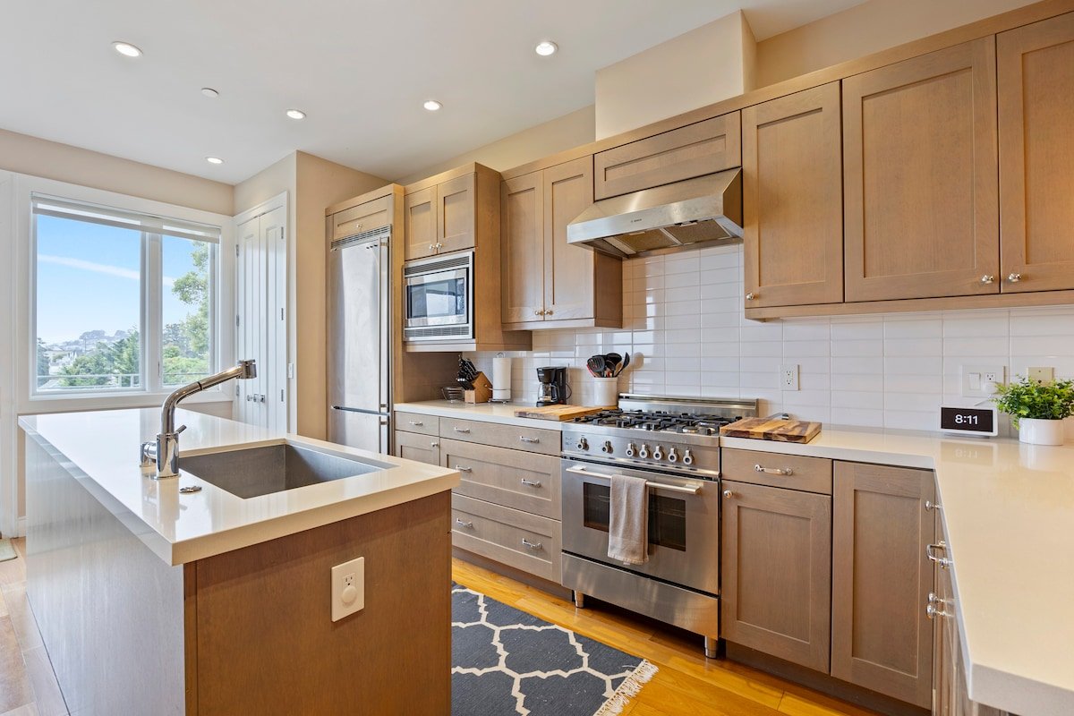 Modern Home with Scenic Views in Mission Dolores gallery image 4