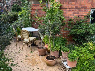 Grand 8-room apartment with private garden