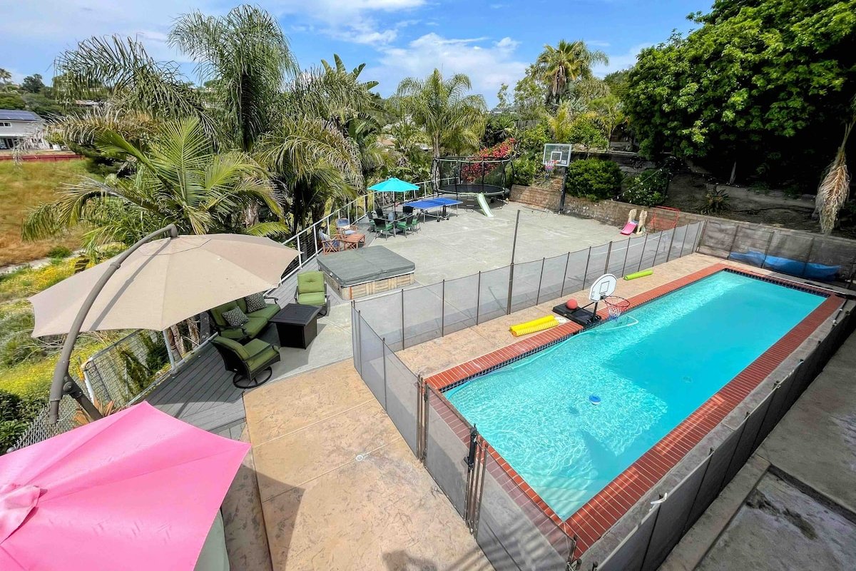 Ultimate Family Retreat: Theater, HotTub & Arcade! gallery image 4