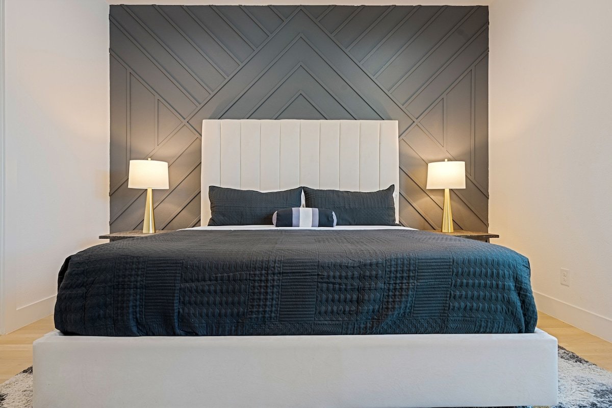 Oak Lawn Prestige! Pool, Spa & Private Concierge gallery image 2