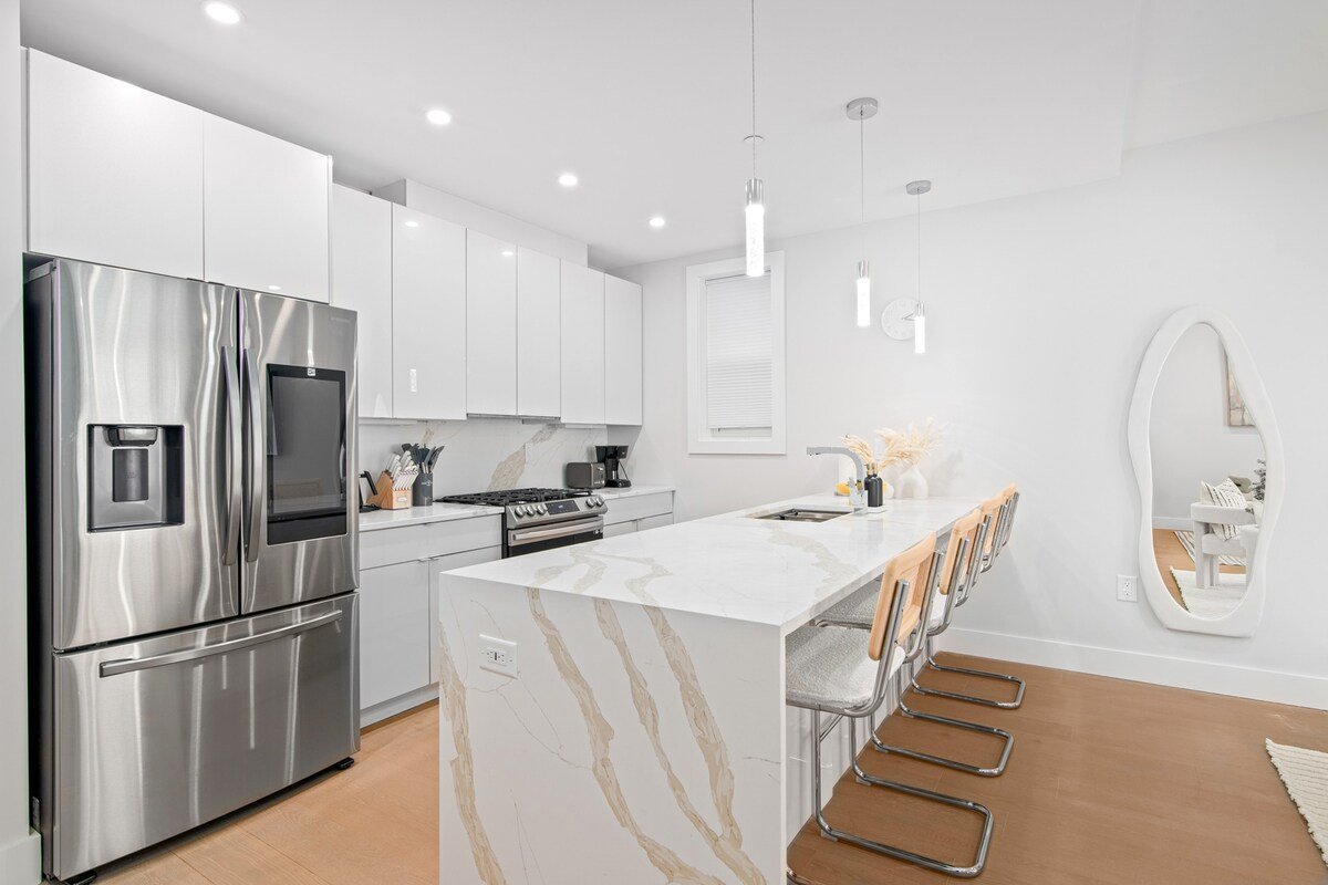 Spacious Home | 2-Car Garage |Yard |20 Min to NYC! gallery image 3