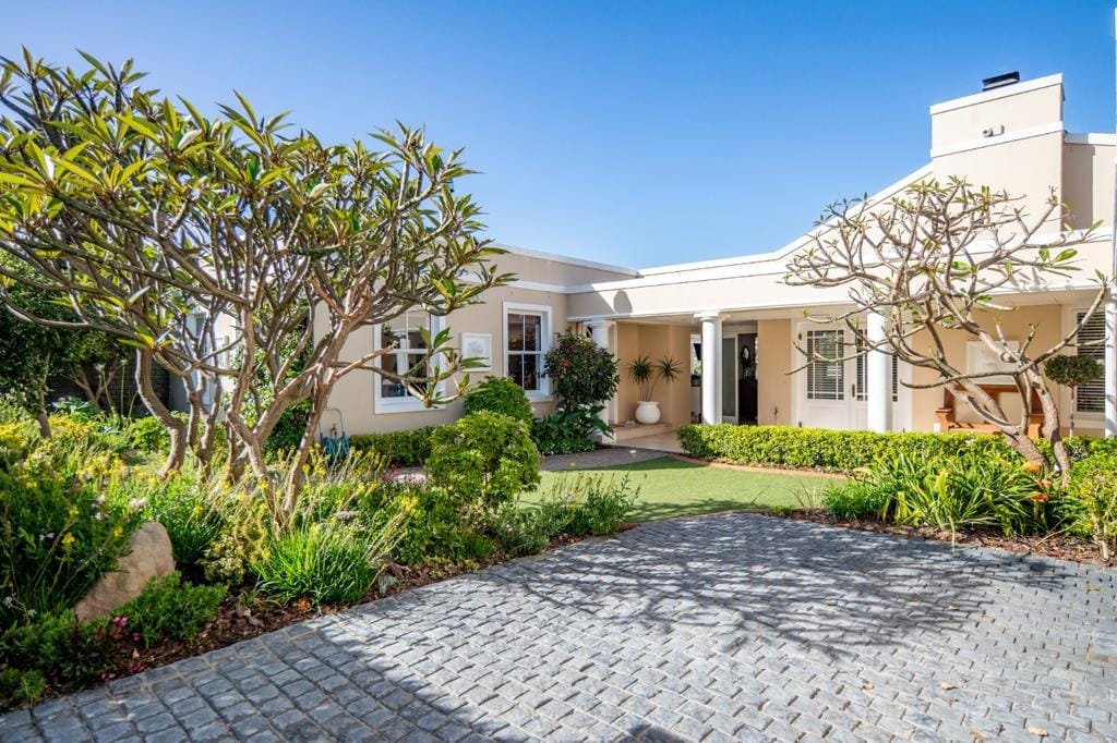 Lovely Home with Pool & Jacuzzi, 3 km from Beach! gallery image 2