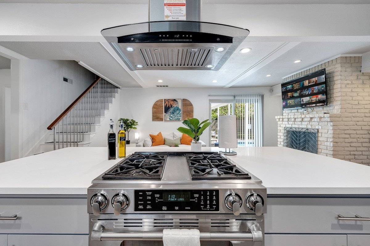 Luxe 5BR Retreat Pool•Golf•Games•Dallas Arboretum gallery image 5