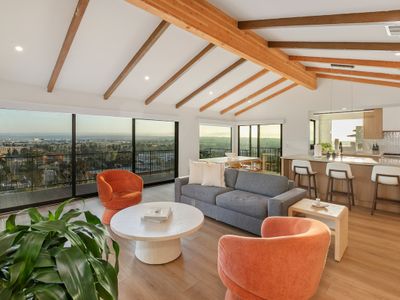 Heated Pool-Jacuzzi-King Bed-City Views-Chic Decor