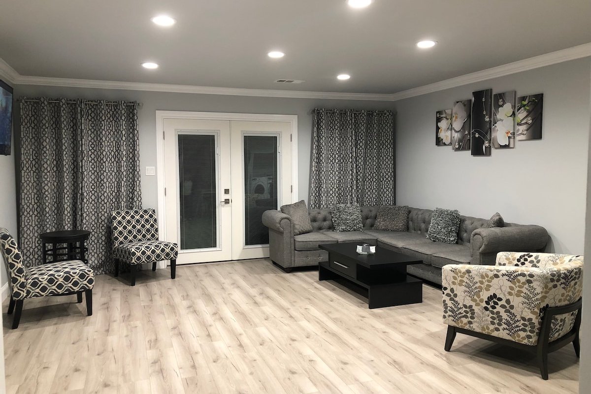 Beautiful One of a kind Home with Pool & Jacuzzi! gallery image 5