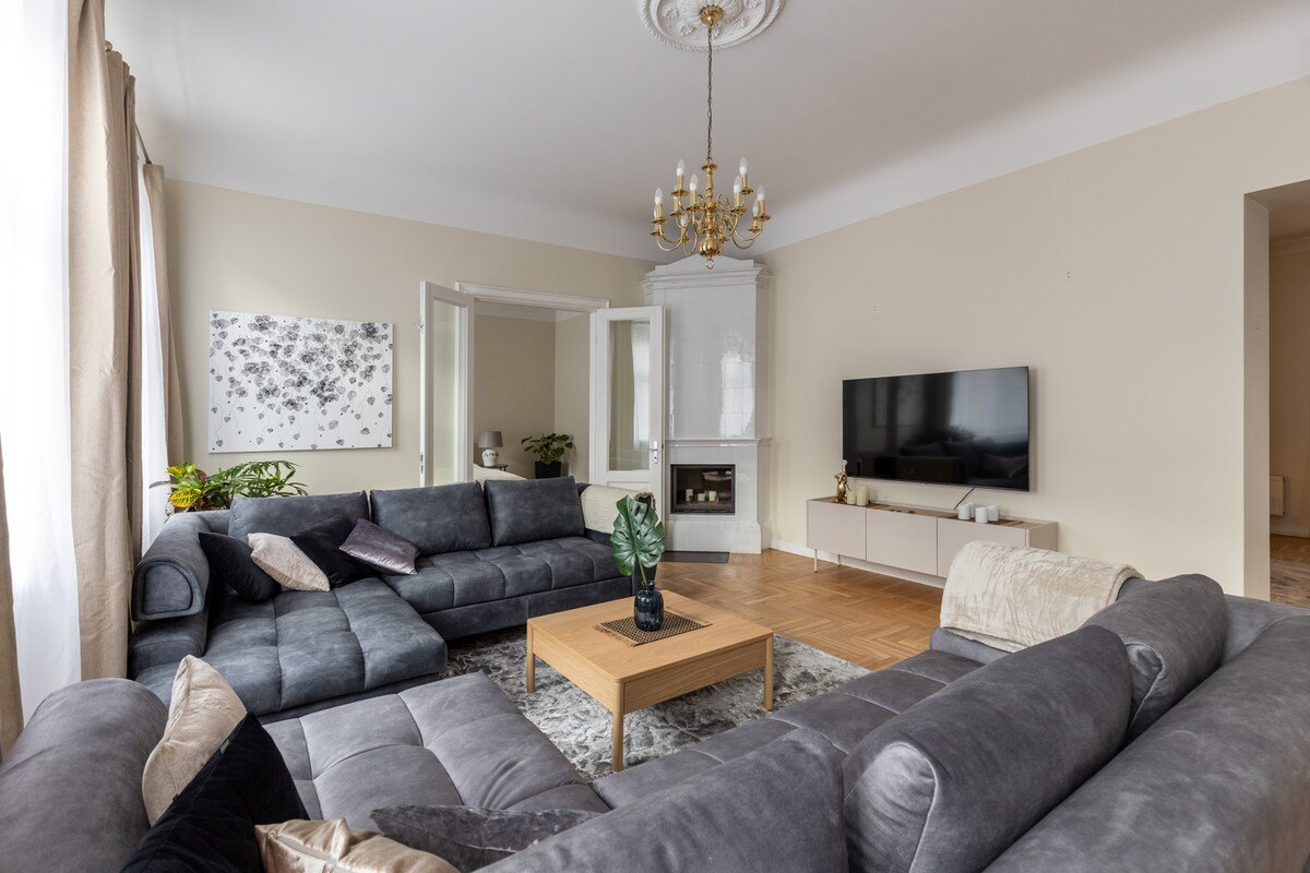 Group-Friendly Old Town Apartment gallery image 2