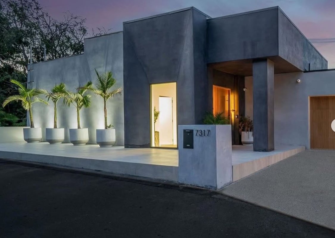 Stunning Hollywood Hills Luxury Retreat with Pool! gallery image 3