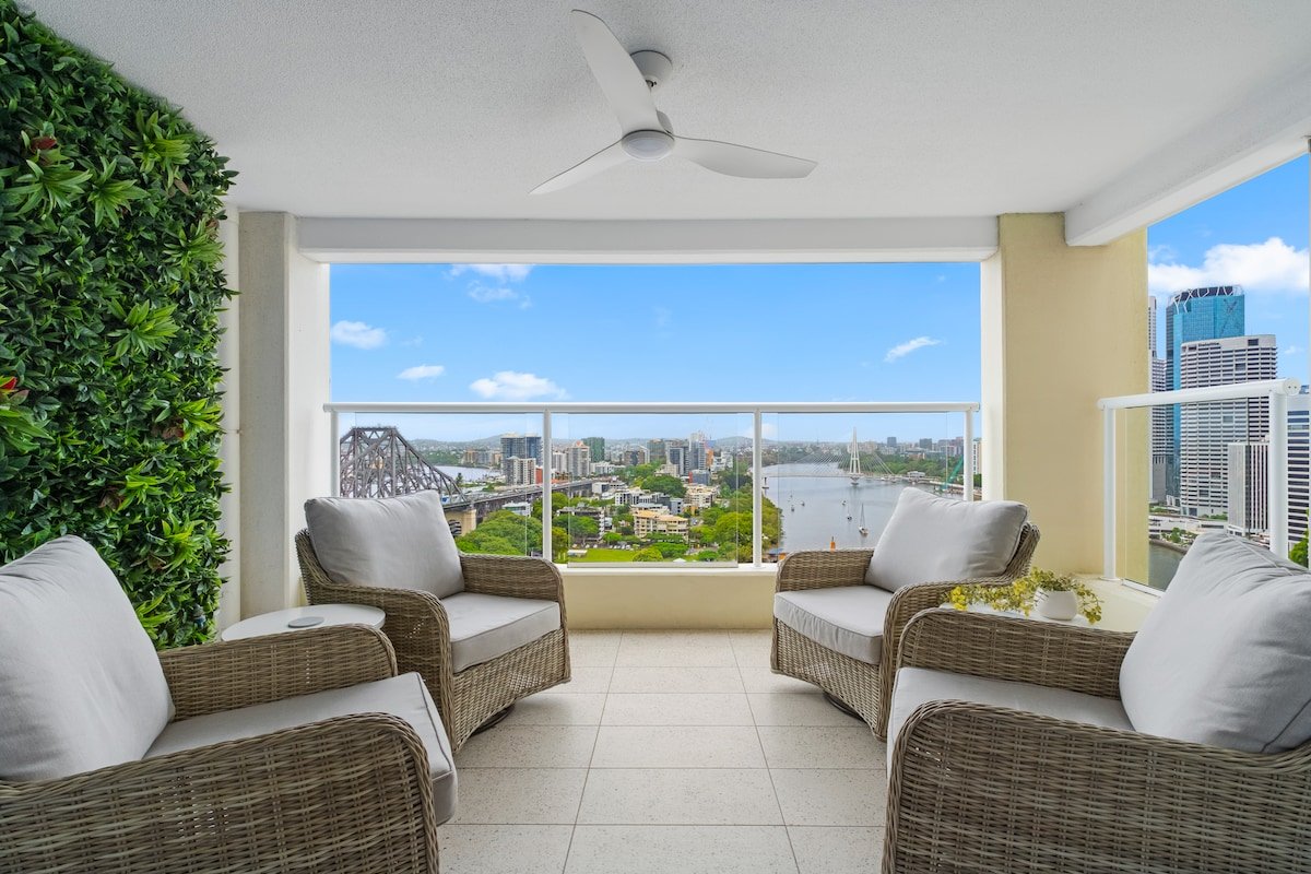 Stunning! 2Bed, 1Bath, 1Car, VIEWS ~ CBD gallery image 2