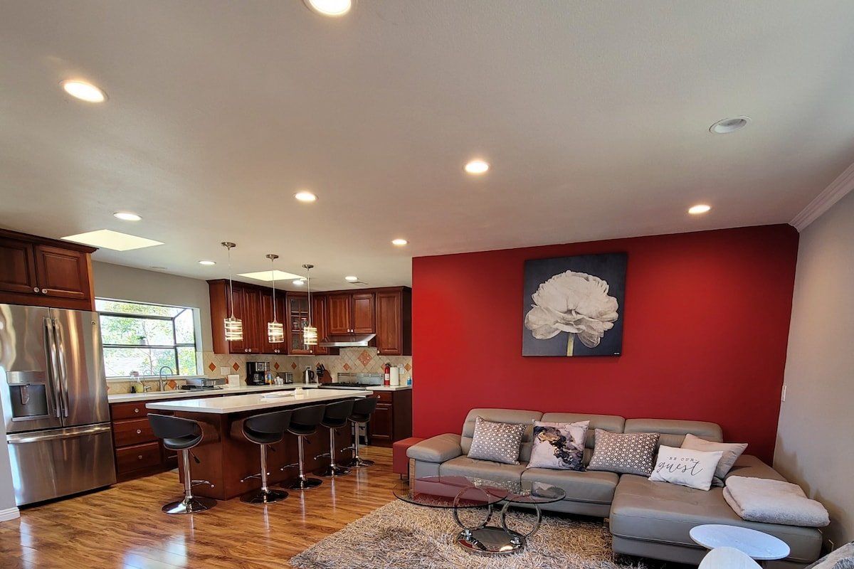 A Luxury Urban Getaway Walk to Stanford 2333 gallery image 3