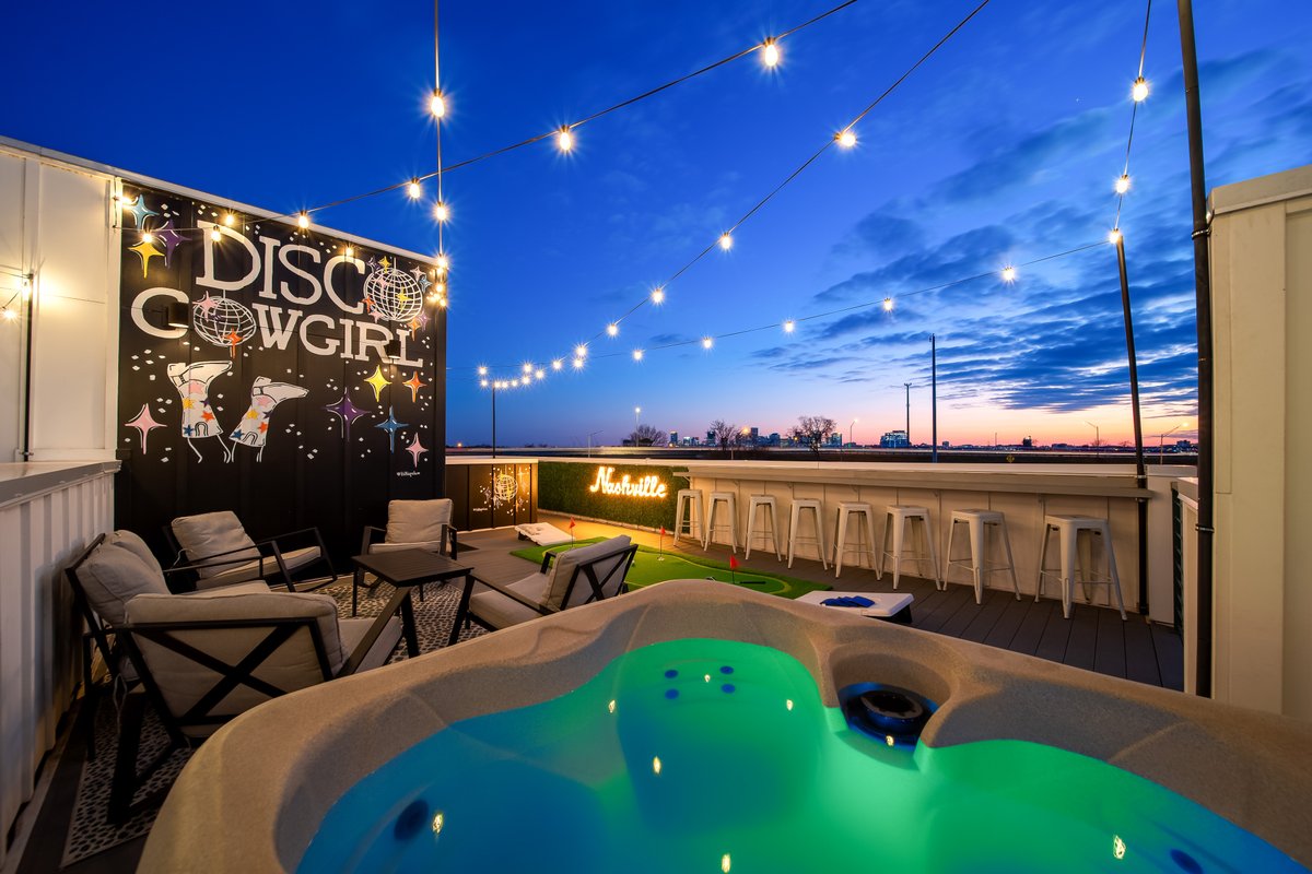 HiNapoleon! NewMural! Hot Tub! 16 Beds! Game room!