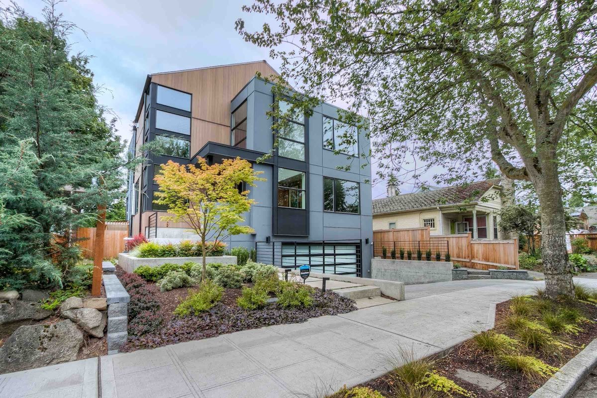 Downtown Oasis, 4 Bd new home w/tub & rooftop deck gallery image 3