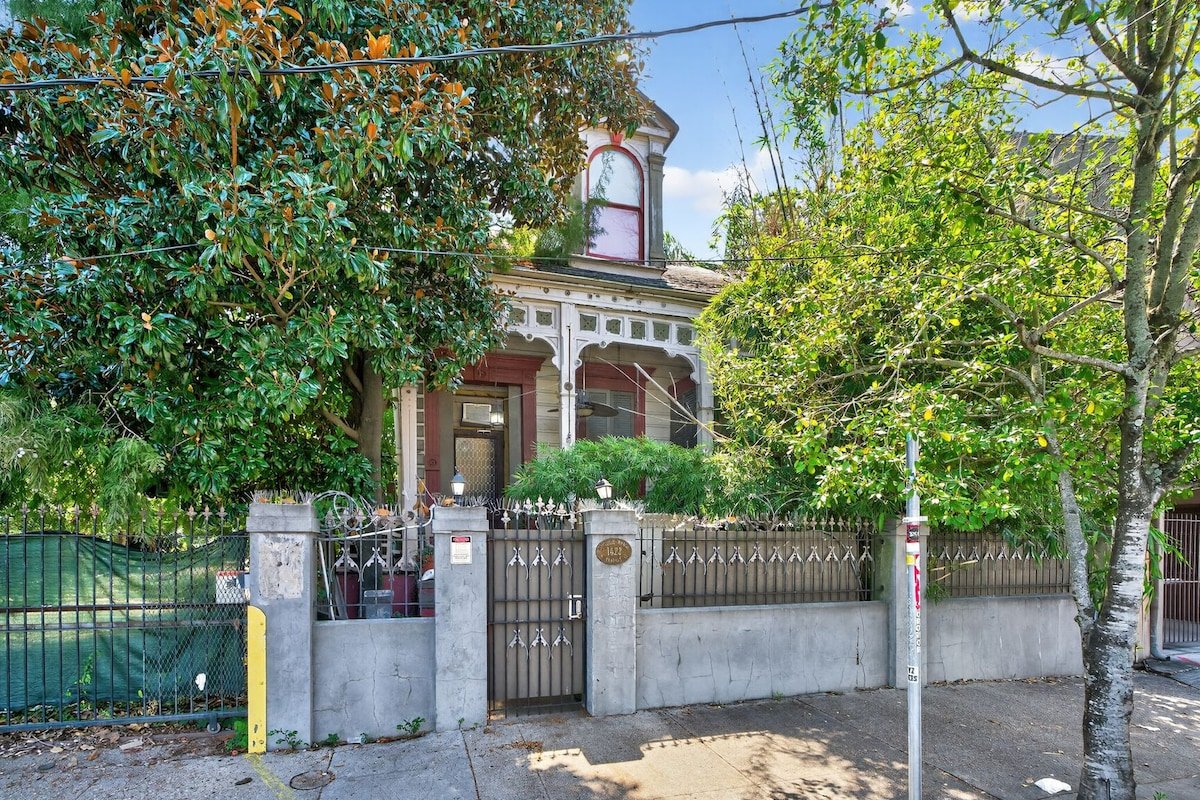 Haunted Marigny Mansion- 9 bedrooms! gallery image 2