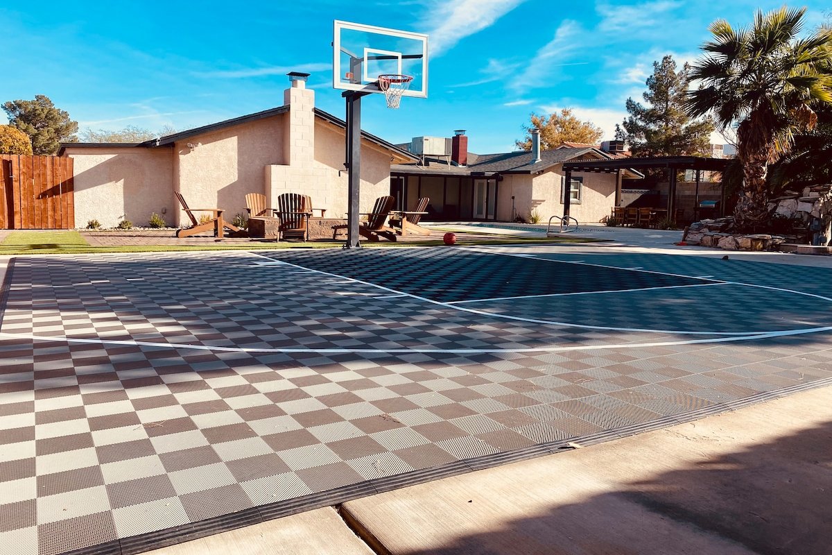 9 mins to Strip w/ Pool,Basketball,Firepit & Games gallery image 3