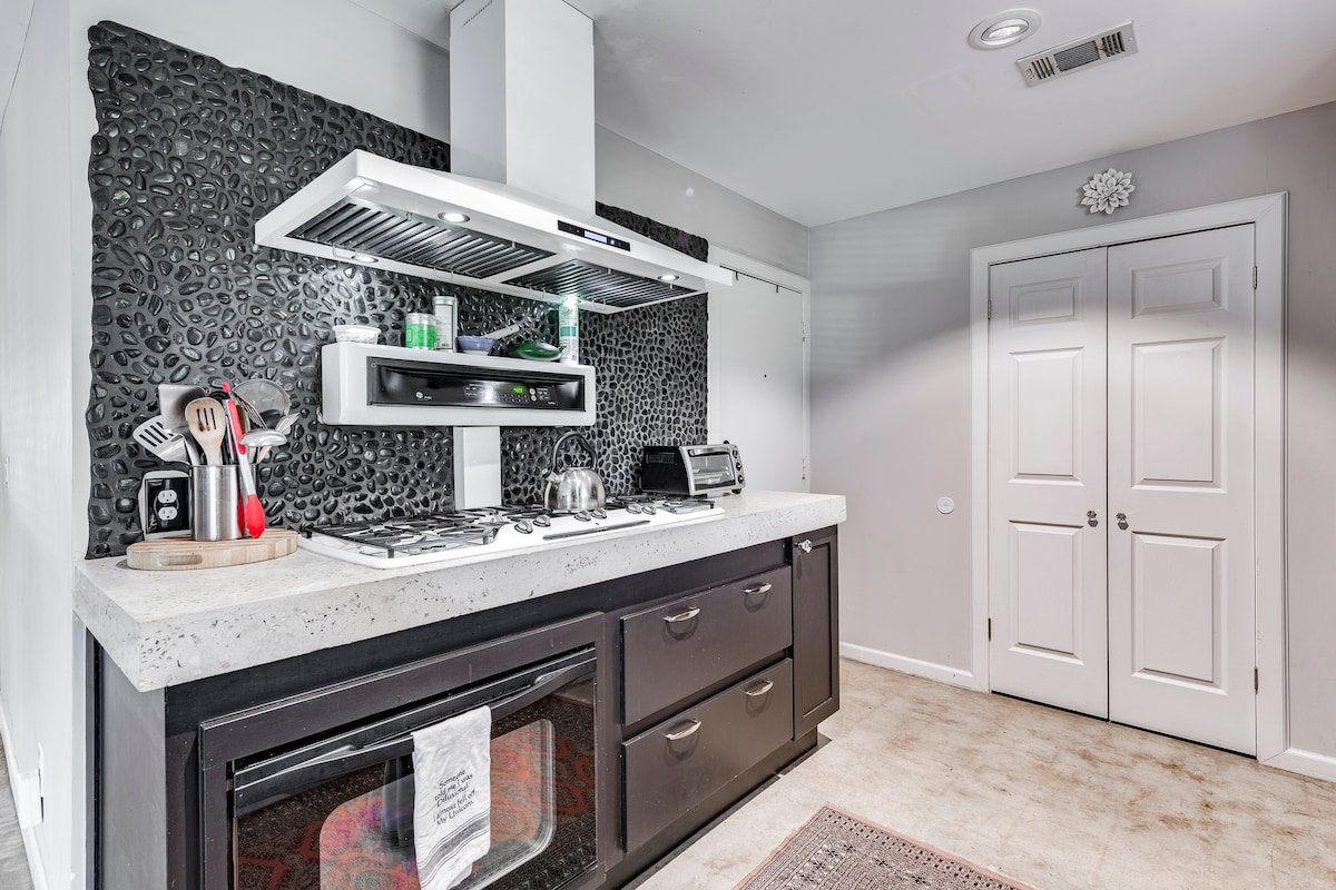 Barton Hills Beauty on Greenbelt near Zilker Park gallery image 5