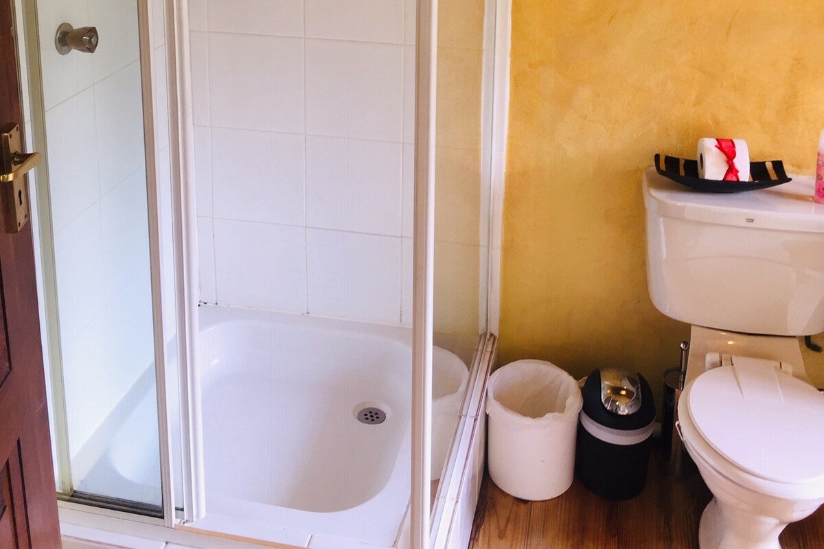 Relax in the heart of Noordhoek gallery image 5