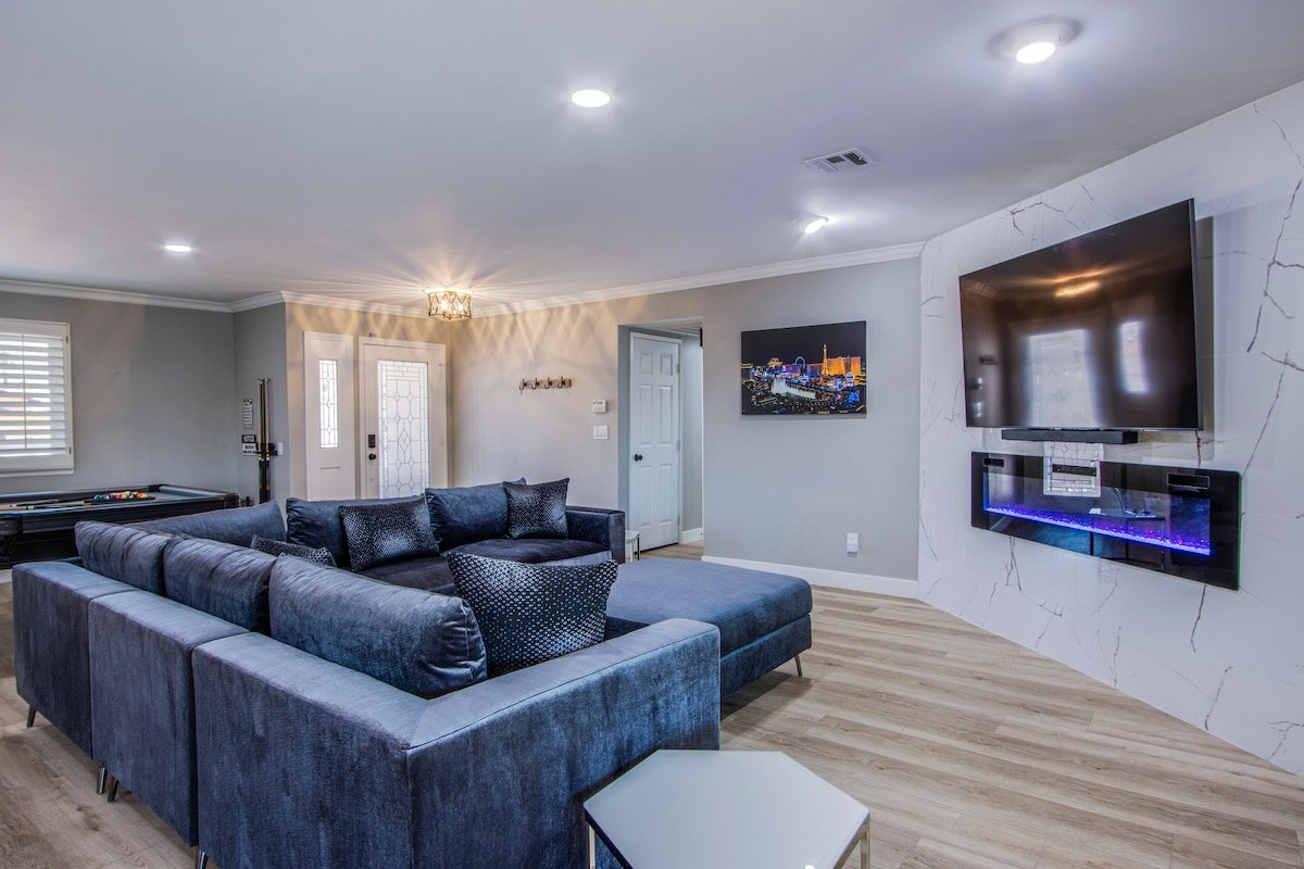 Luxury 4BR Home & Pool 9 Min from Las Vegas Strip gallery image 4