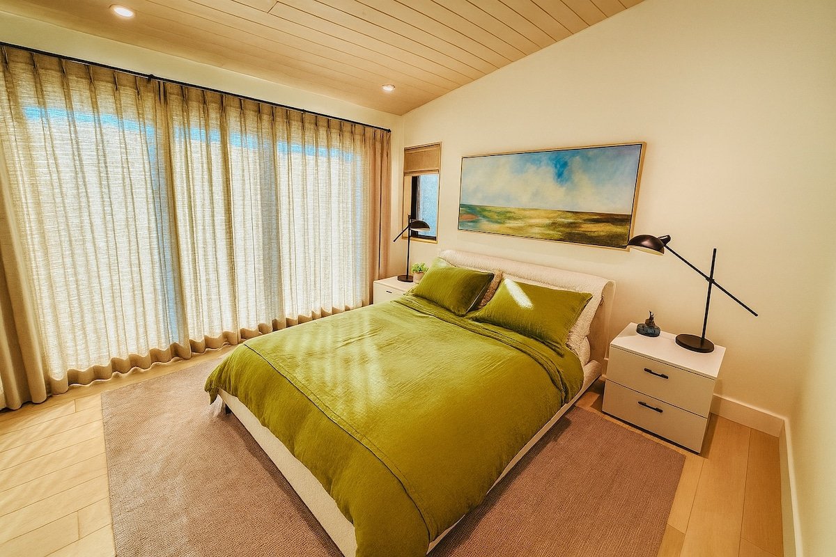 3BR Lakefront Stay | Kayaks, Views & Cozy Spaces gallery image 3