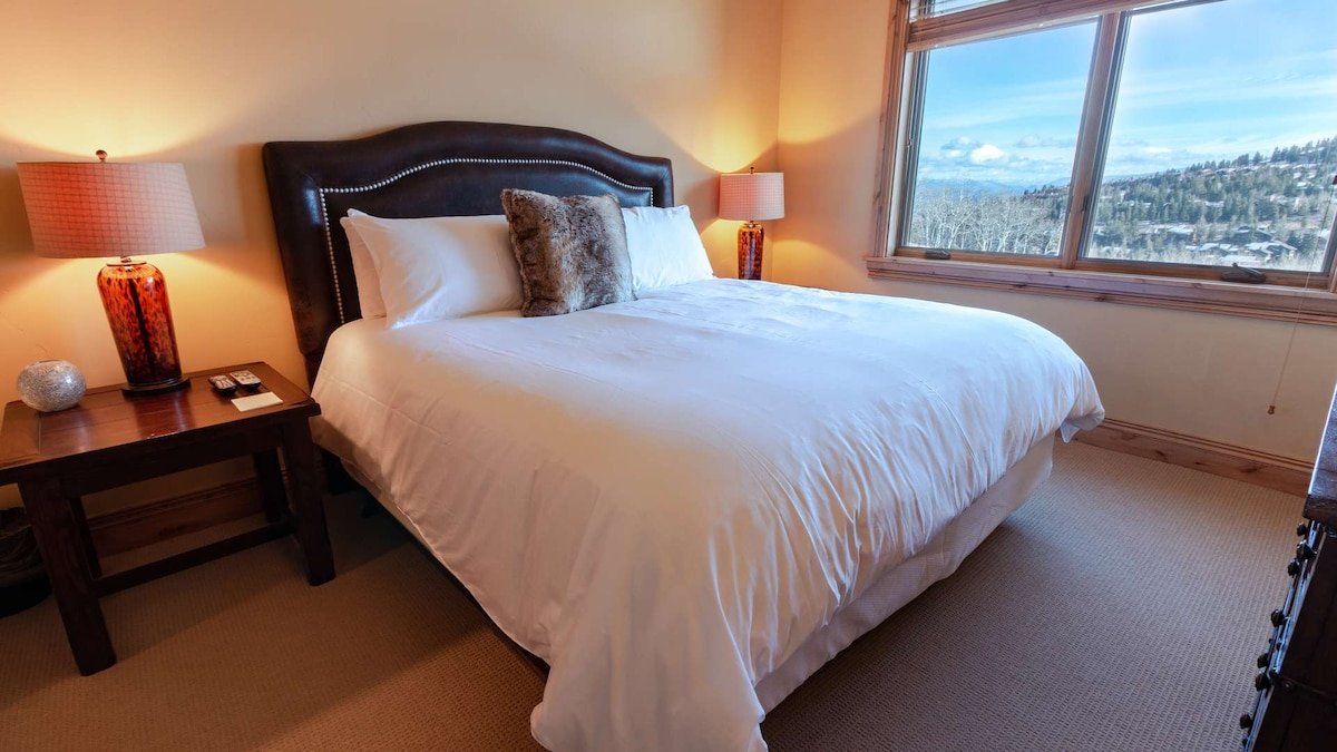Slope-Side Deer Valley 4-Bedroom Condo | SIL606 gallery image 4
