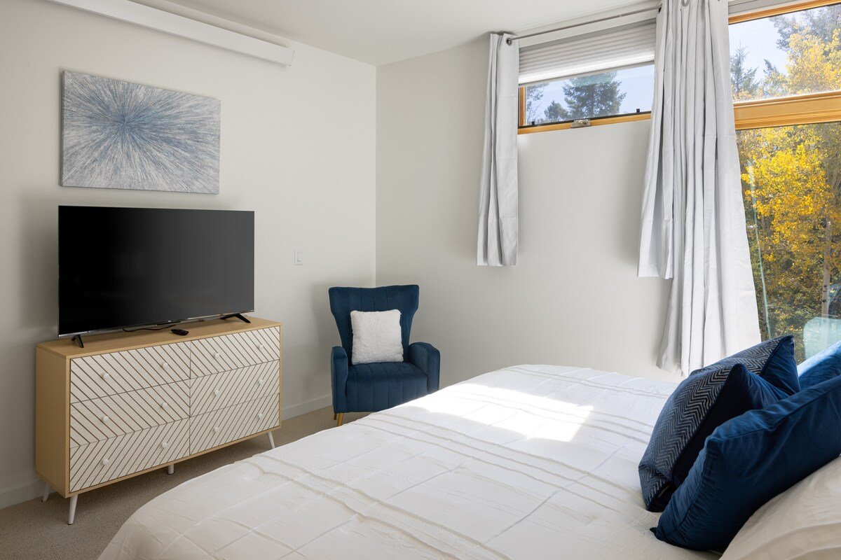 Modern, peaceful, retreat gallery image 4