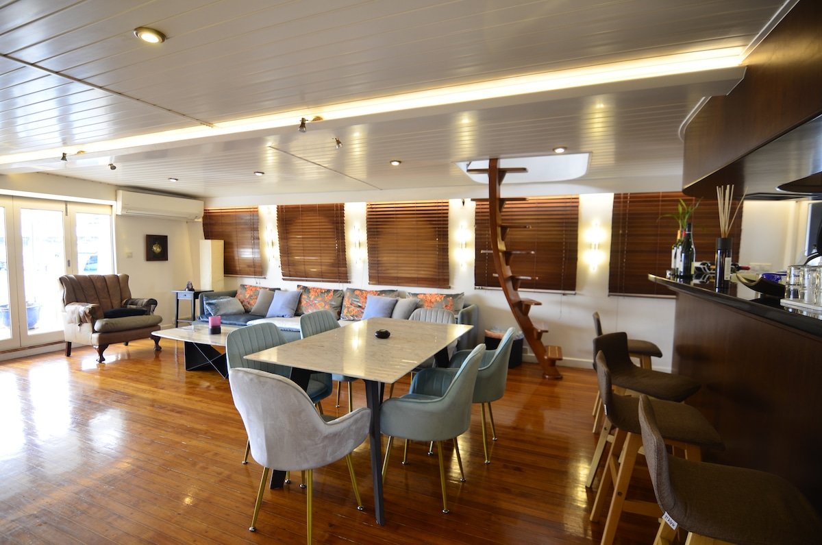 3000 sq ft. 3 Storeys Houseboat – Black Dragon gallery image 4