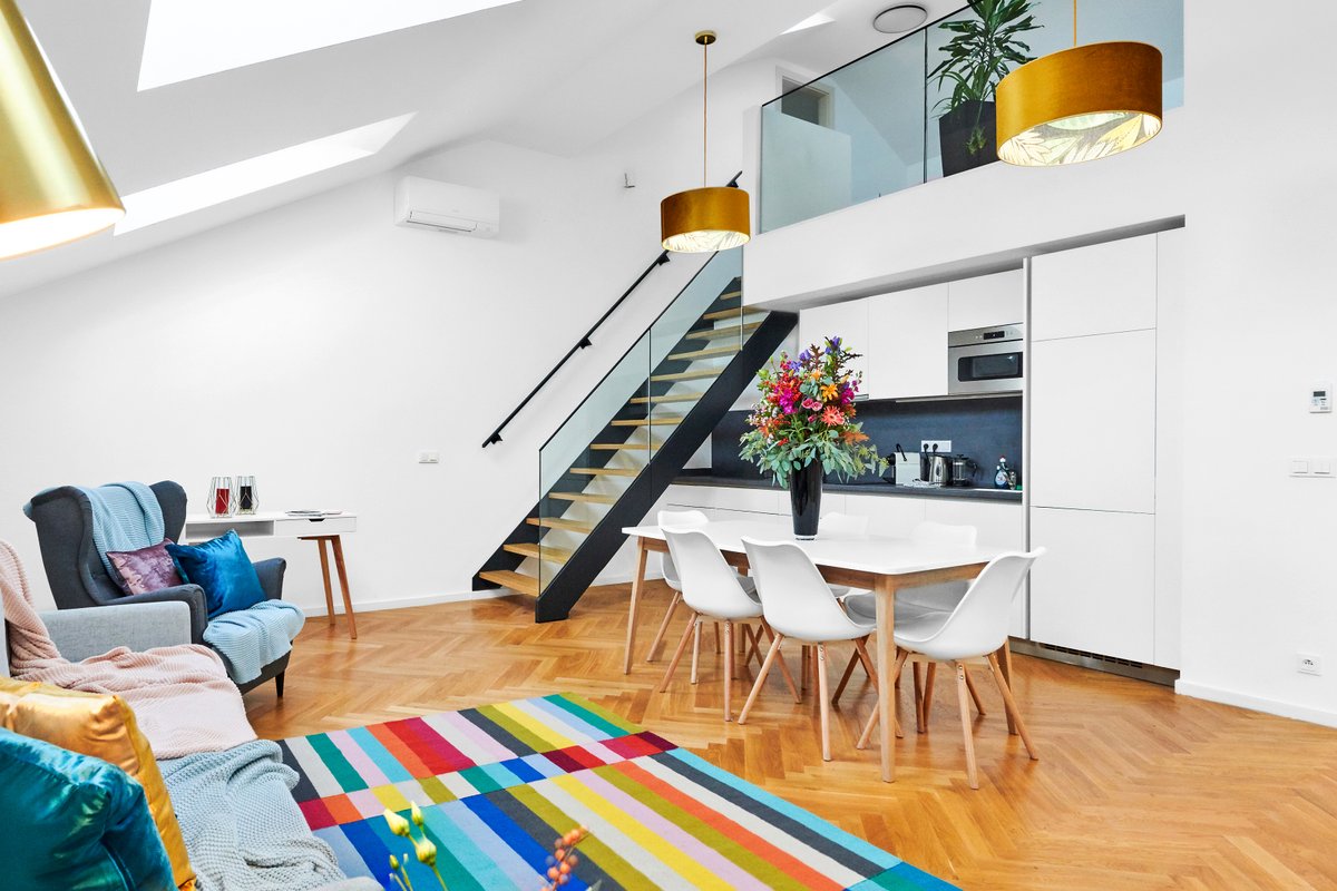 Bright Old Town 4-bedroom Apartment (6F)