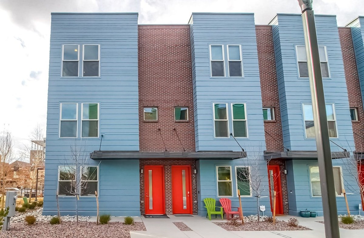 Modern downtown home w/ rooftop deck & fire pit!! gallery image 2