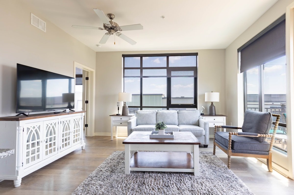 Luxurious Top Floor 2 Br 2 Ba Downtown Condo-#604 gallery image 4