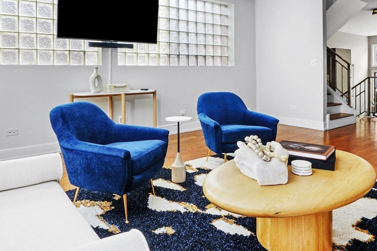 Spacious NEW modern single-family home downtown gallery image 5