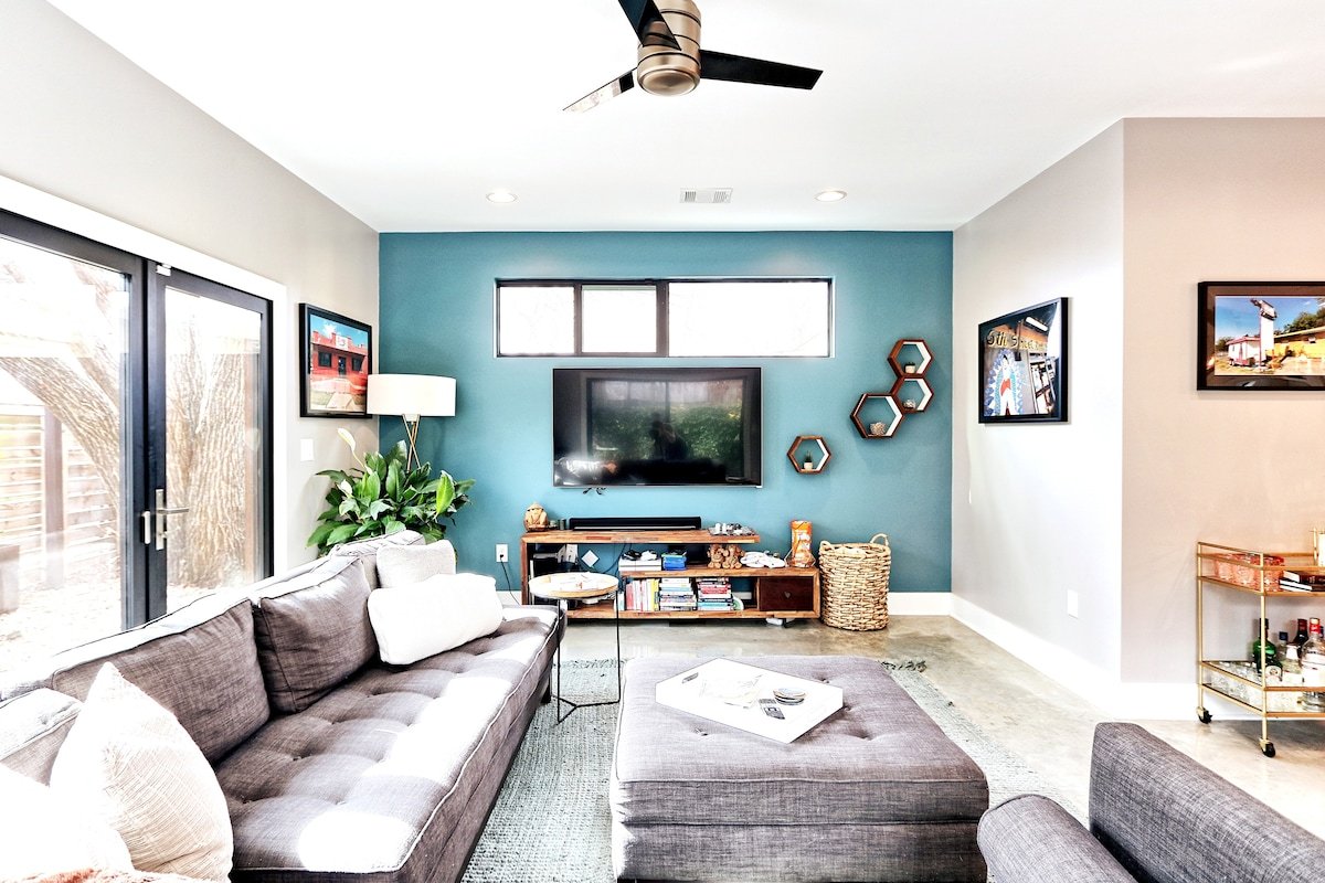 Skyline Views from Three Level Home in East Austin gallery image 3