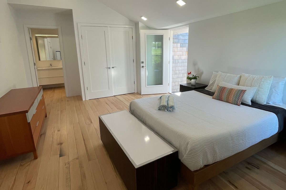 Private chic waterfront retreat-newly renovated. gallery image 4