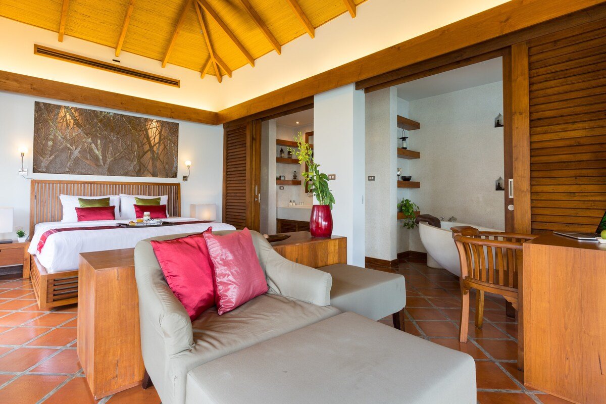 Beachfront, families, Bfast, full team with Chef gallery image 2