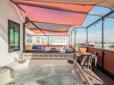 *Downtown Walk Score of 95! *Private ROOF Hot Tub!