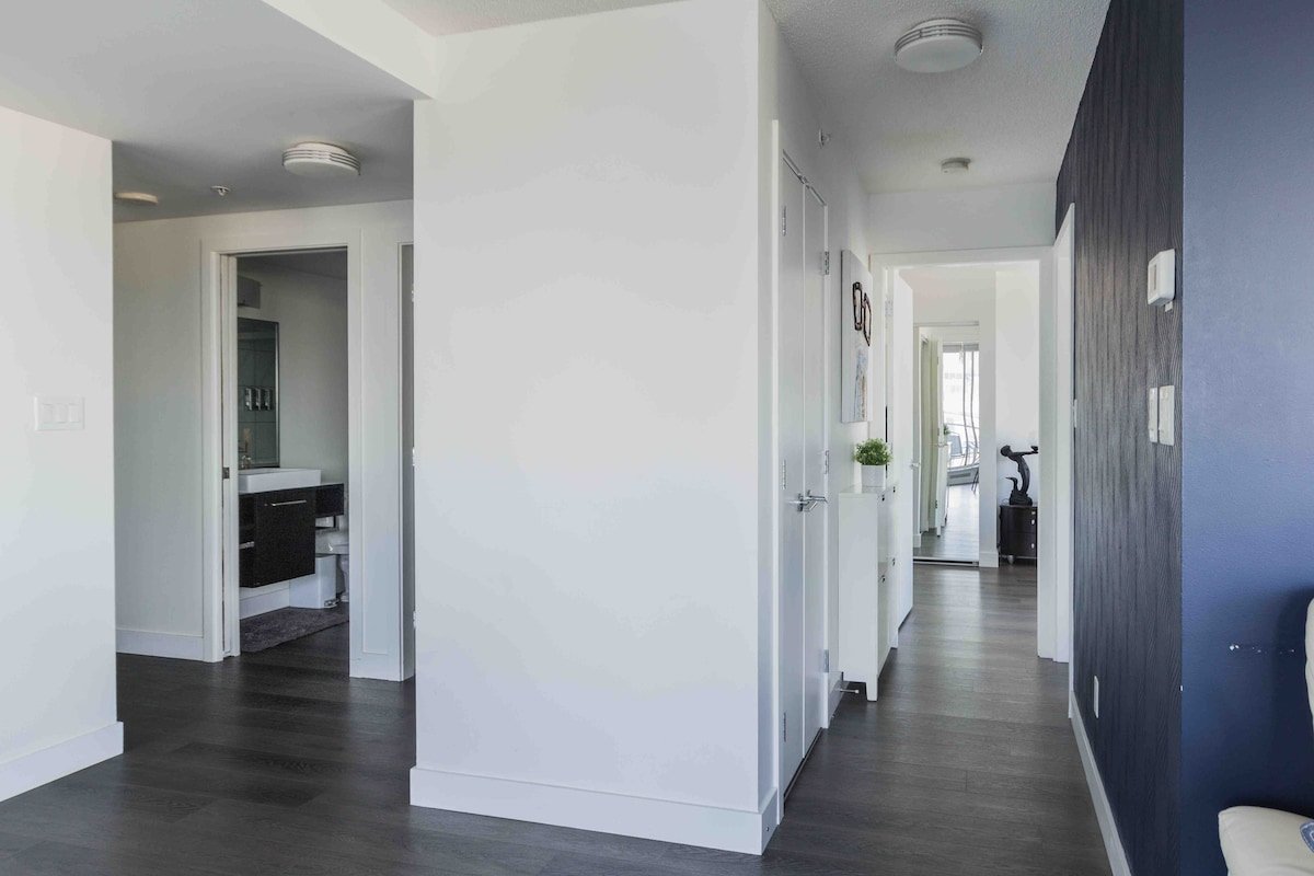 35th floor City/Water views DT Vancouver+Parking! gallery image 5