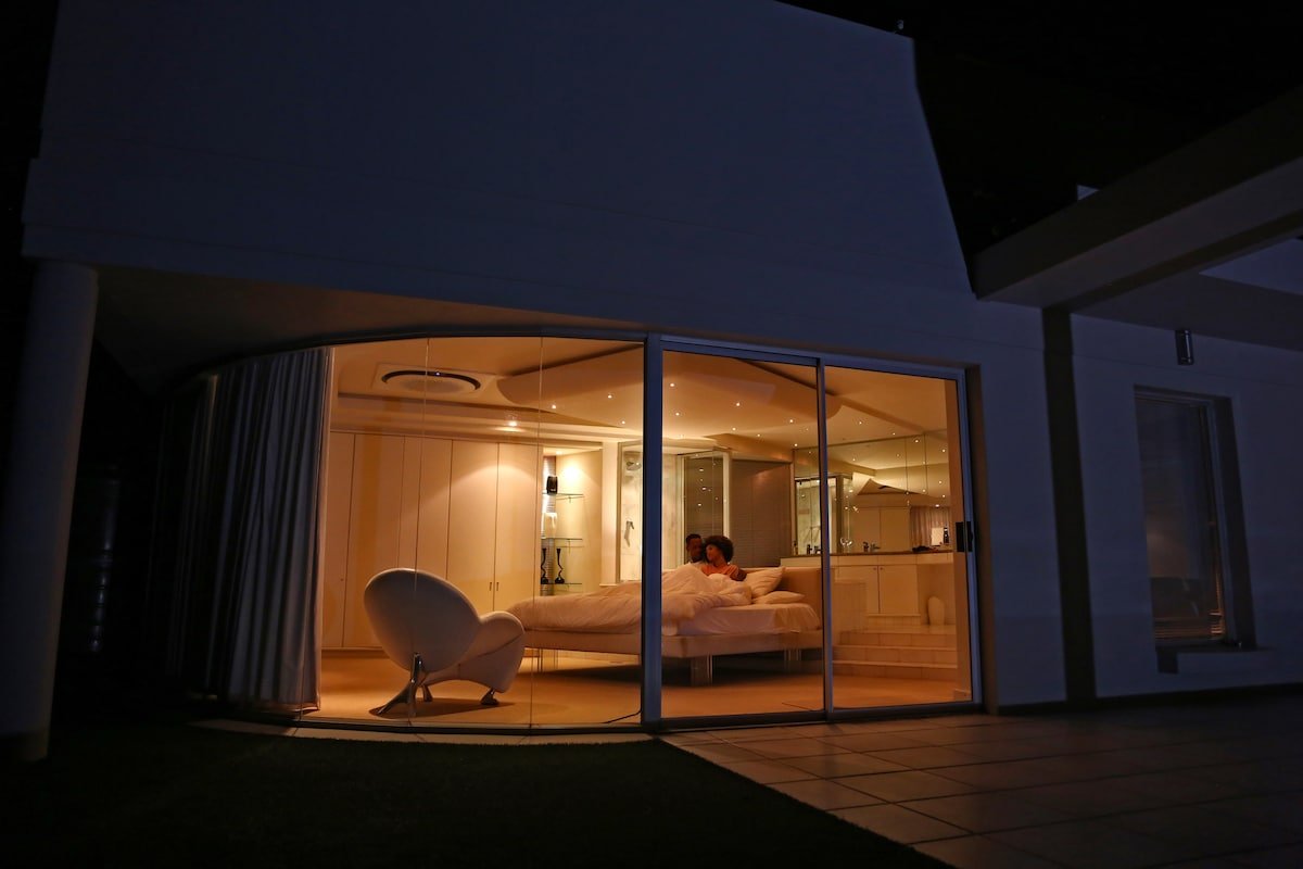 Lion’s View/5 bedr/pool/ by beach/battery power gallery image 4