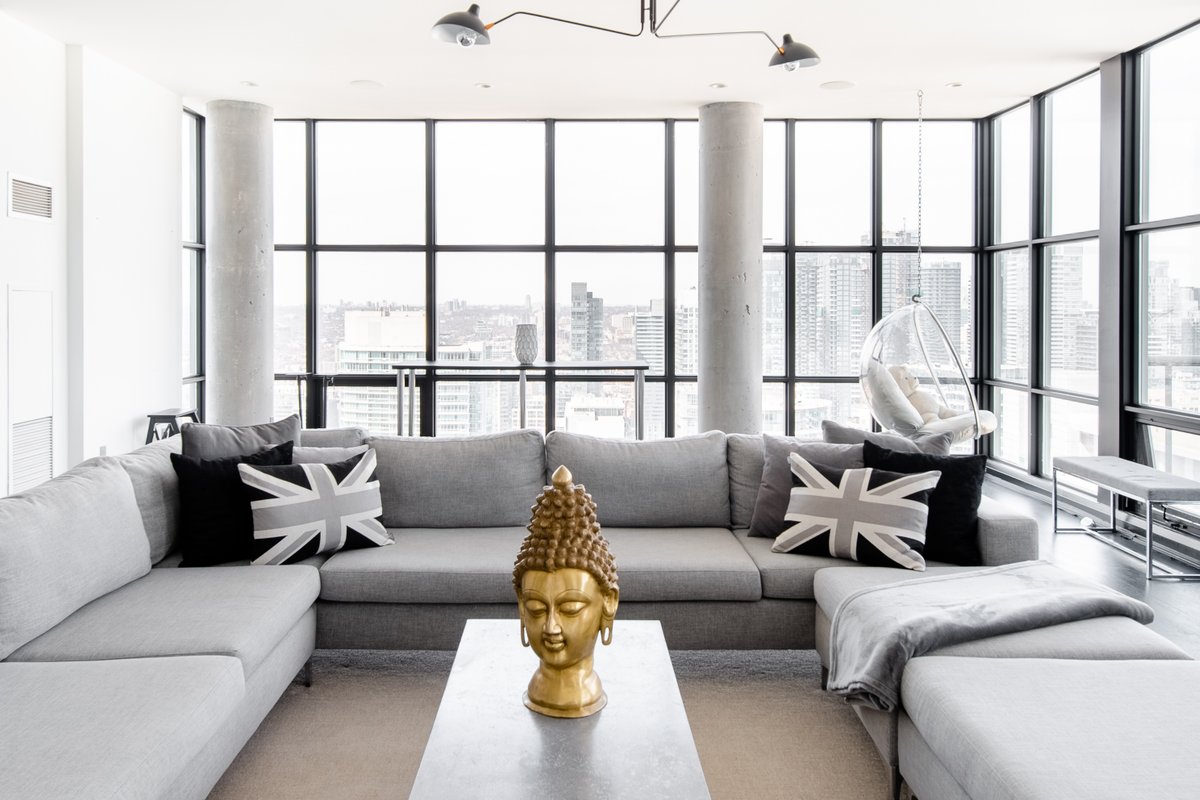 Corner Penthouse with Skyline and Lake View!