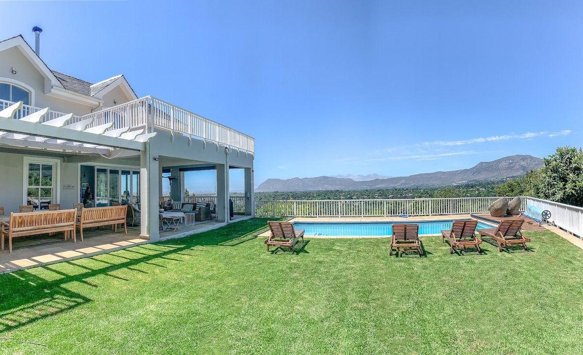 Spacious entertainment home with spectacular views gallery image 2