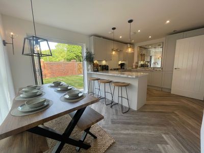 5* Quiet location, free parking, spacious + homely