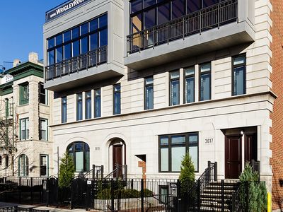 3 Bedroom Across from Wrigley Field AllStar Suite