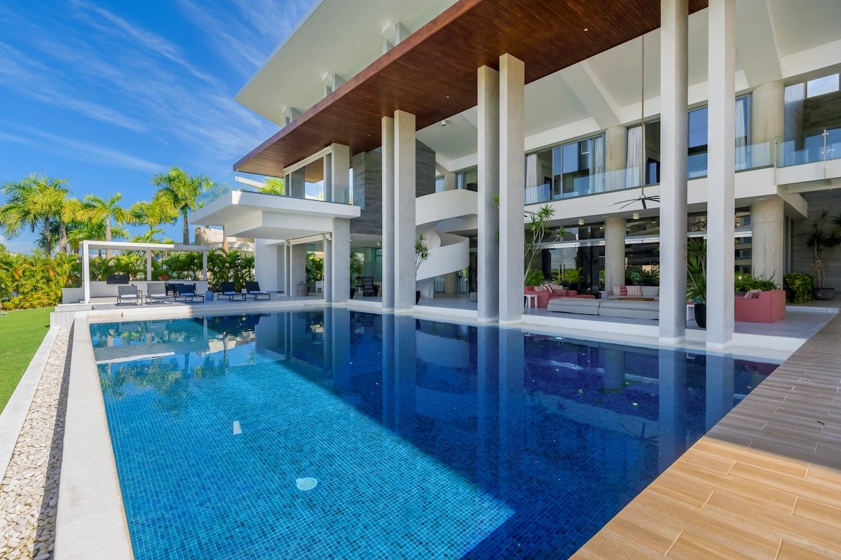 Luxury Retreat: Stunning Villa Cap Cana gallery image 5