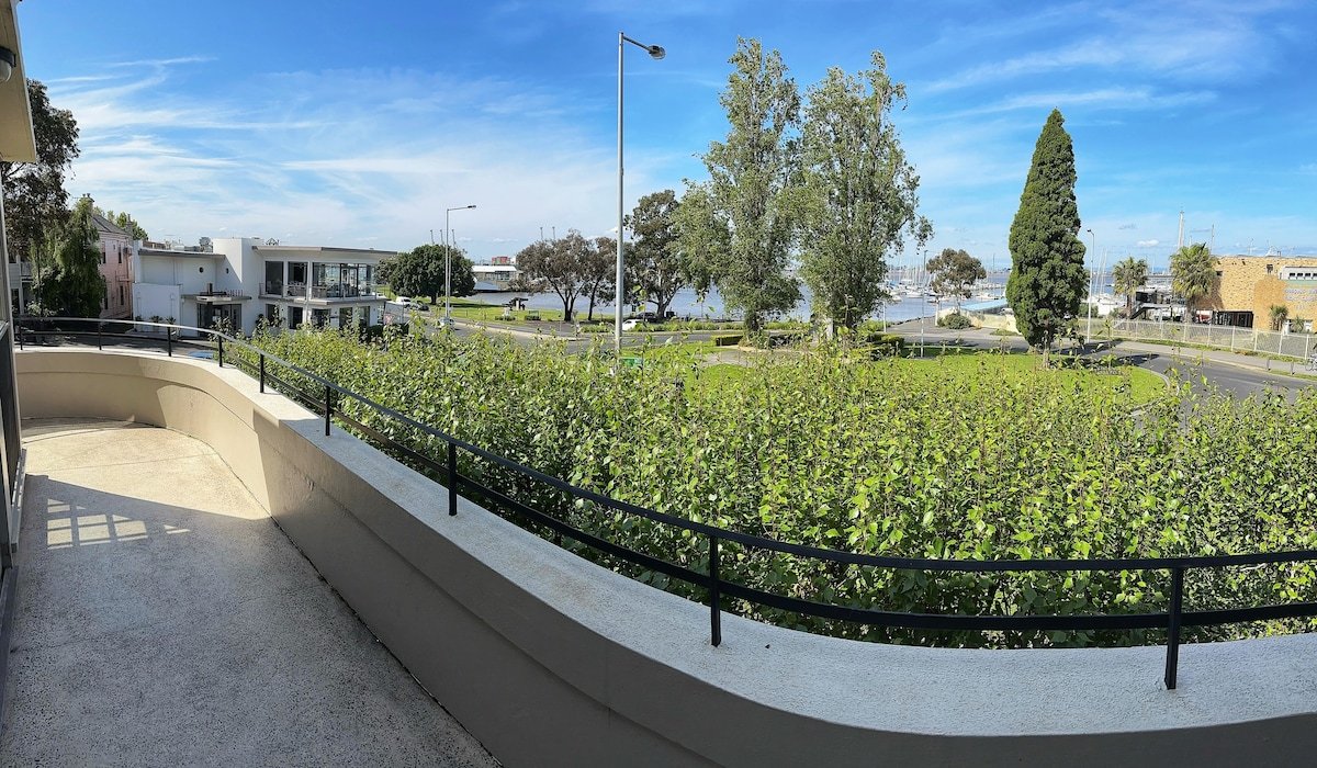 Deluxe Bay View Penthouse with City & Sea Views gallery image 3