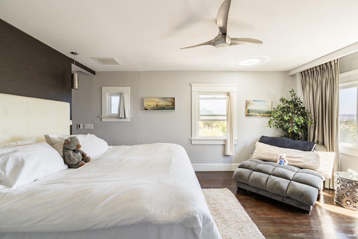 Massive PB Hideaway | Bay Views + Hot Tub gallery image 5